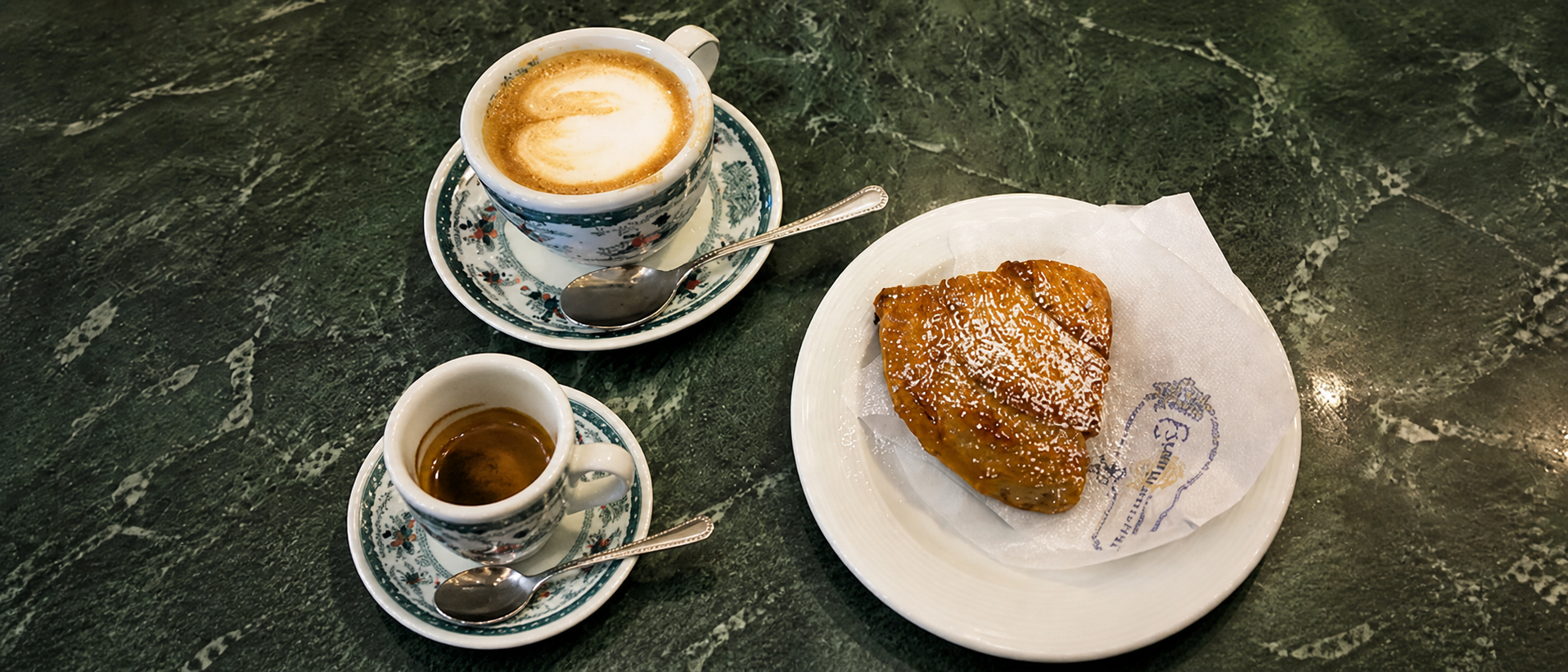 Bancone di un caffè napoletano
